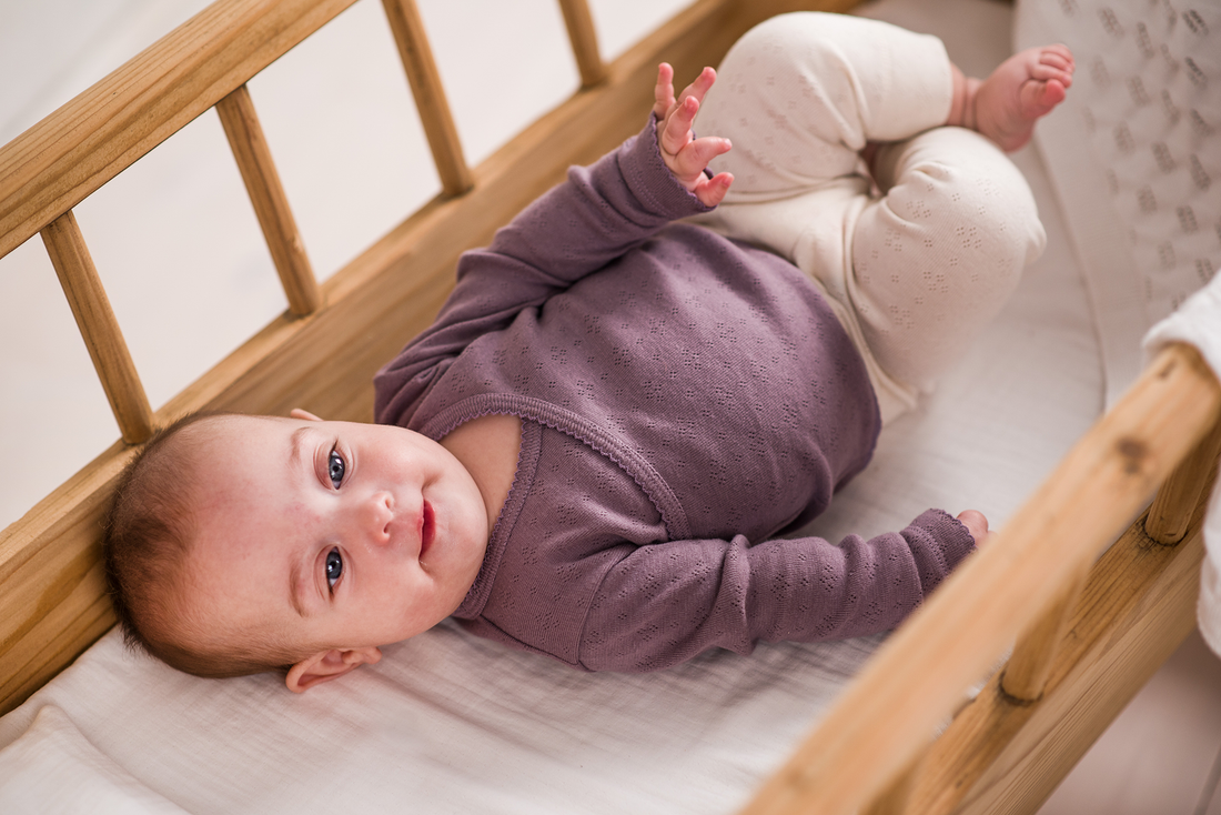 Beba u krevetu ili u krevecu: intimna odluka koja menja noći, odnose i bliskost