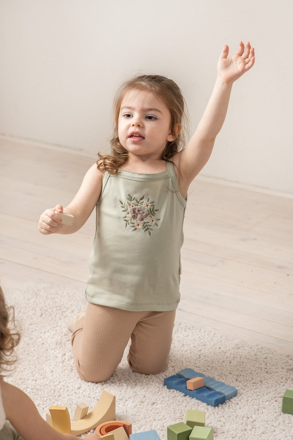 Majica na bretele sa vezom